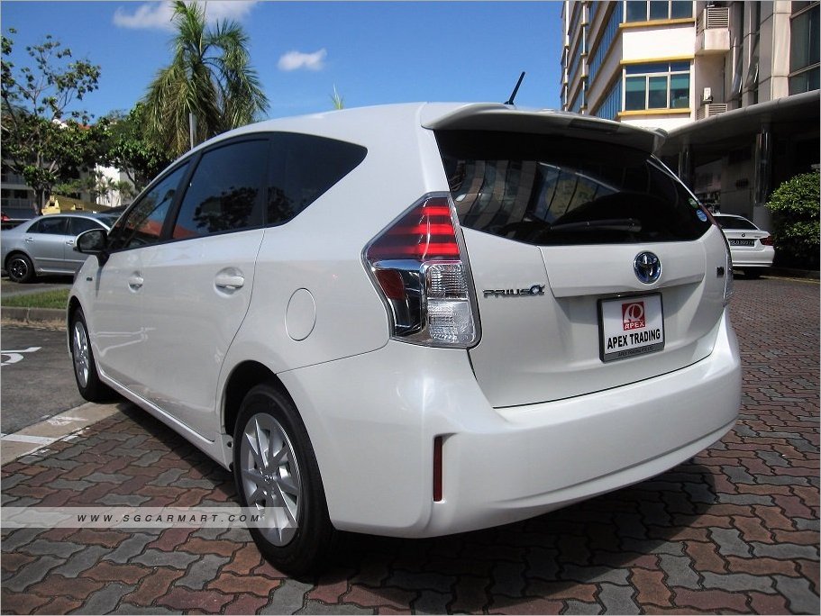 Toyota Prius Alpha Hybrid 1 8a S Photos Pictures Singapore Sgcarmart Recommended For You