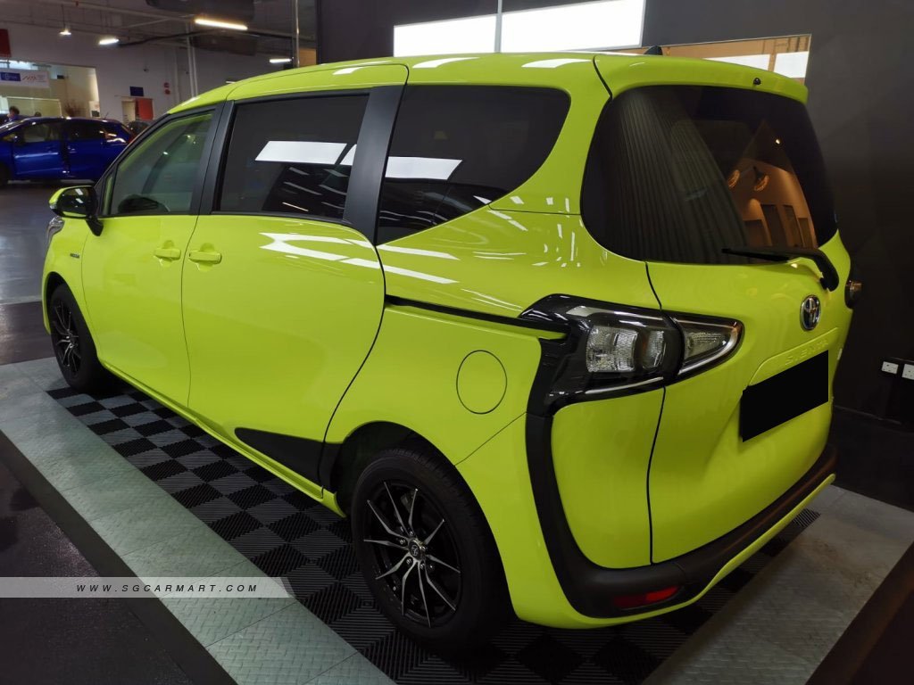 Toyota sienta hybrid g