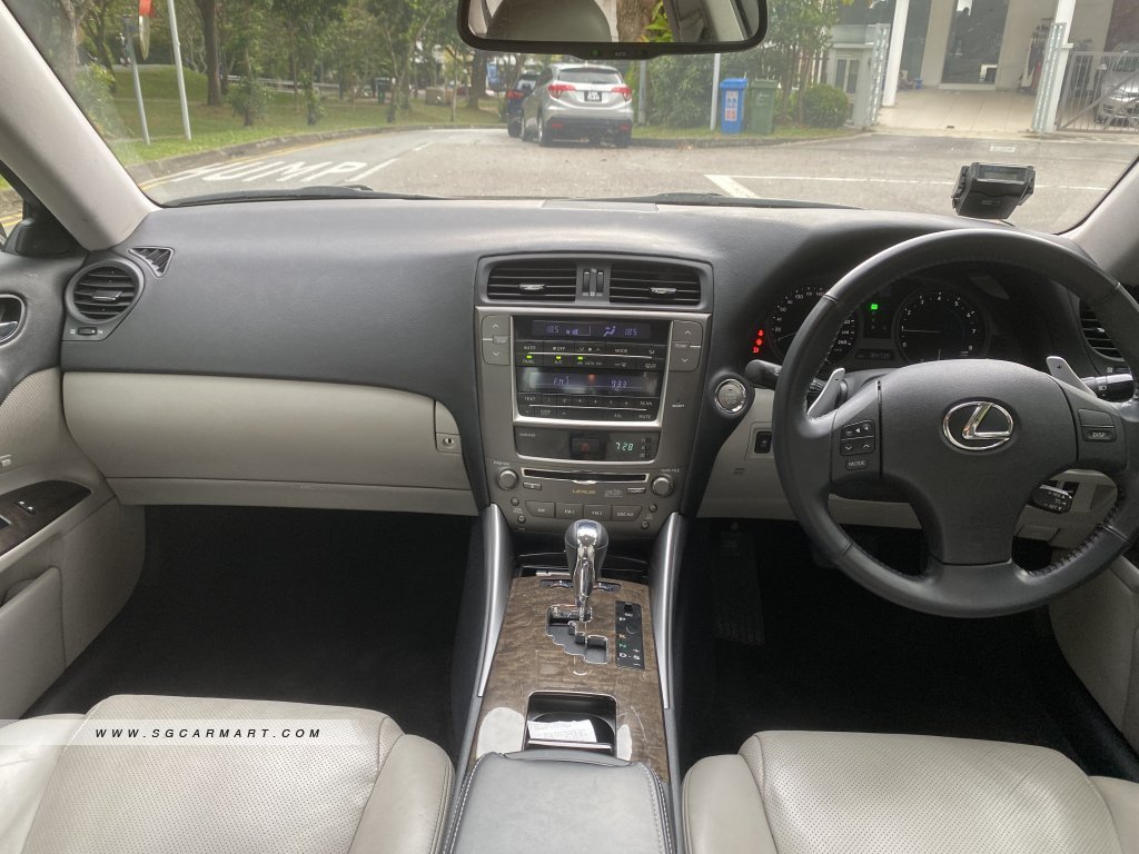 Lexus IS250 Luxury (COE till 11/2028)
