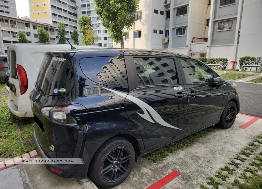 Toyota Sienta Hybrid 1.5A G
