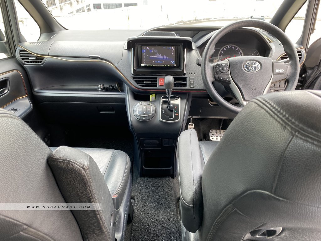 Toyota Voxy 2.0A X