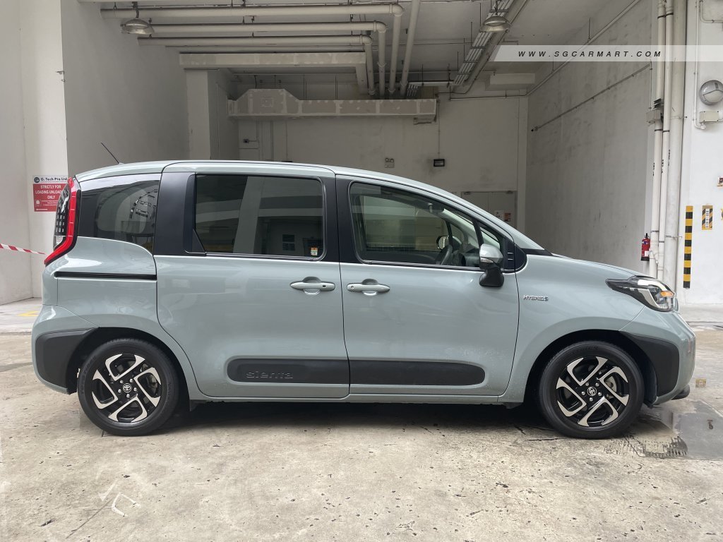 Toyota Sienta Hybrid 1.5A Elegance