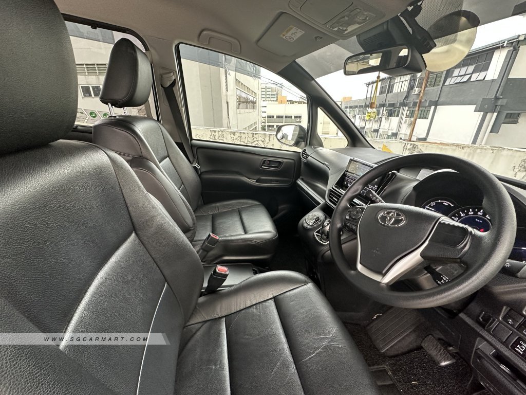 Toyota Noah Hybrid 1.8A X