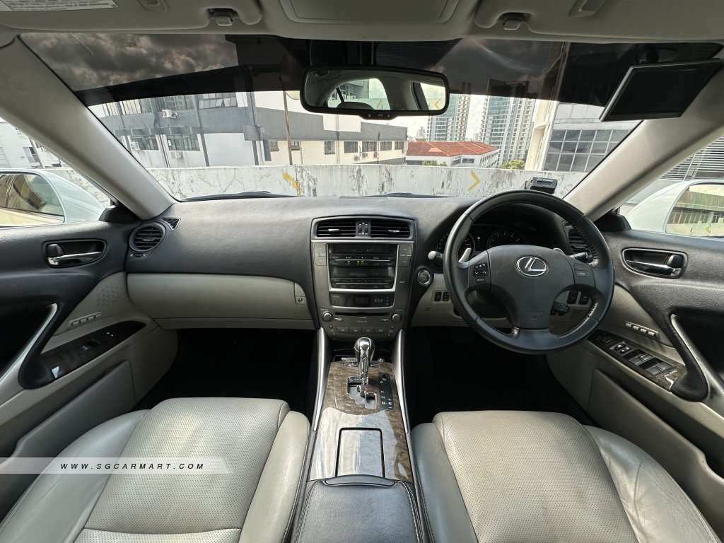 Lexus IS250 Luxury (COE till 04/2029)