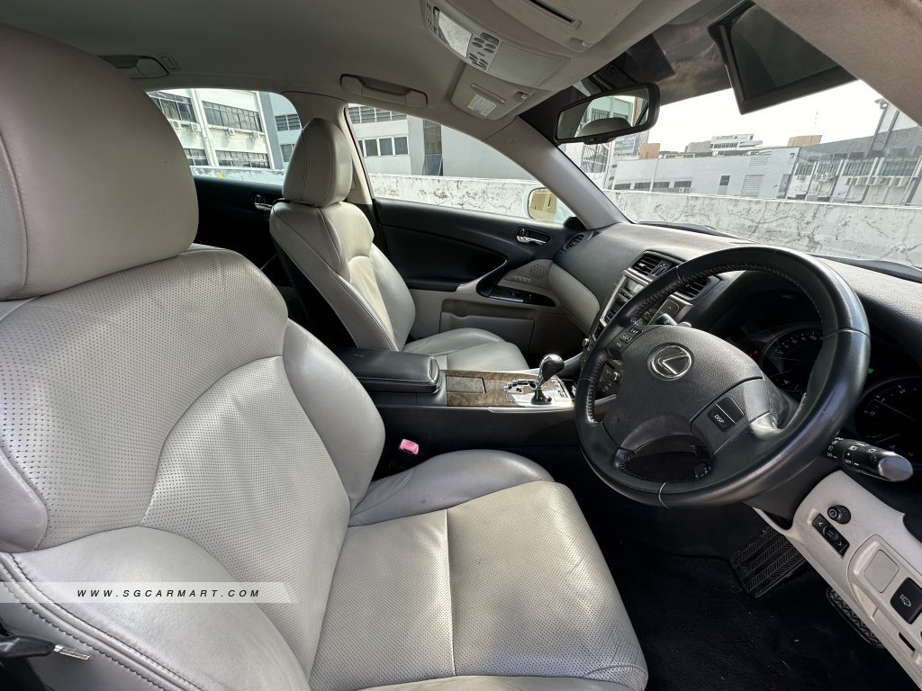 Lexus IS250 Luxury (COE till 04/2029)