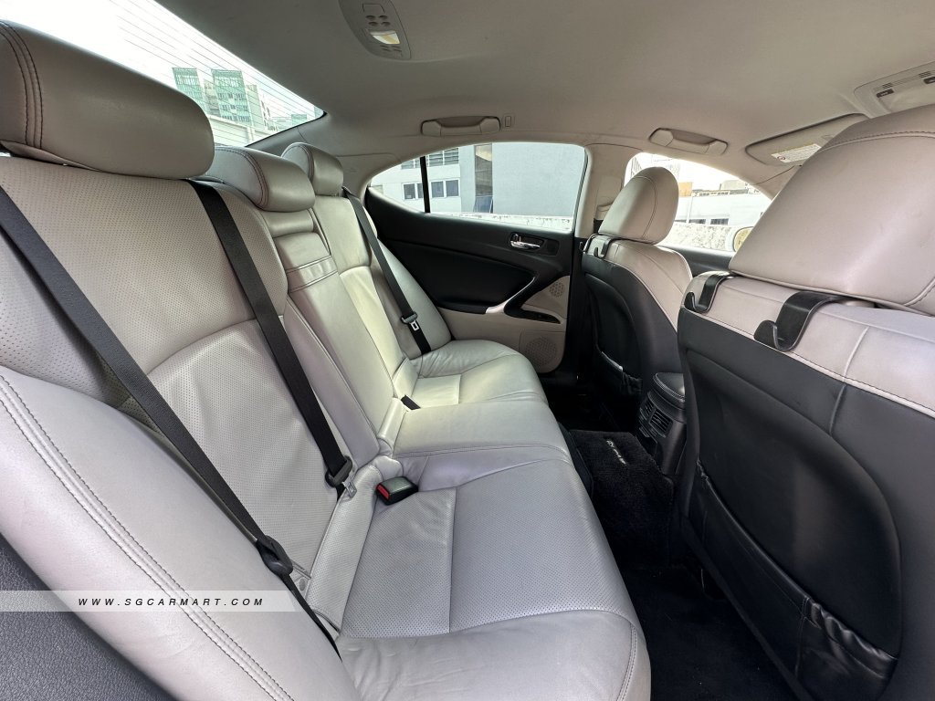 Lexus IS250 Luxury (COE till 04/2029)