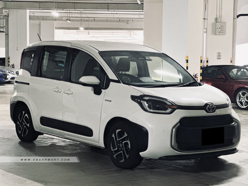 Toyota Sienta Hybrid 1.5A Elegance
