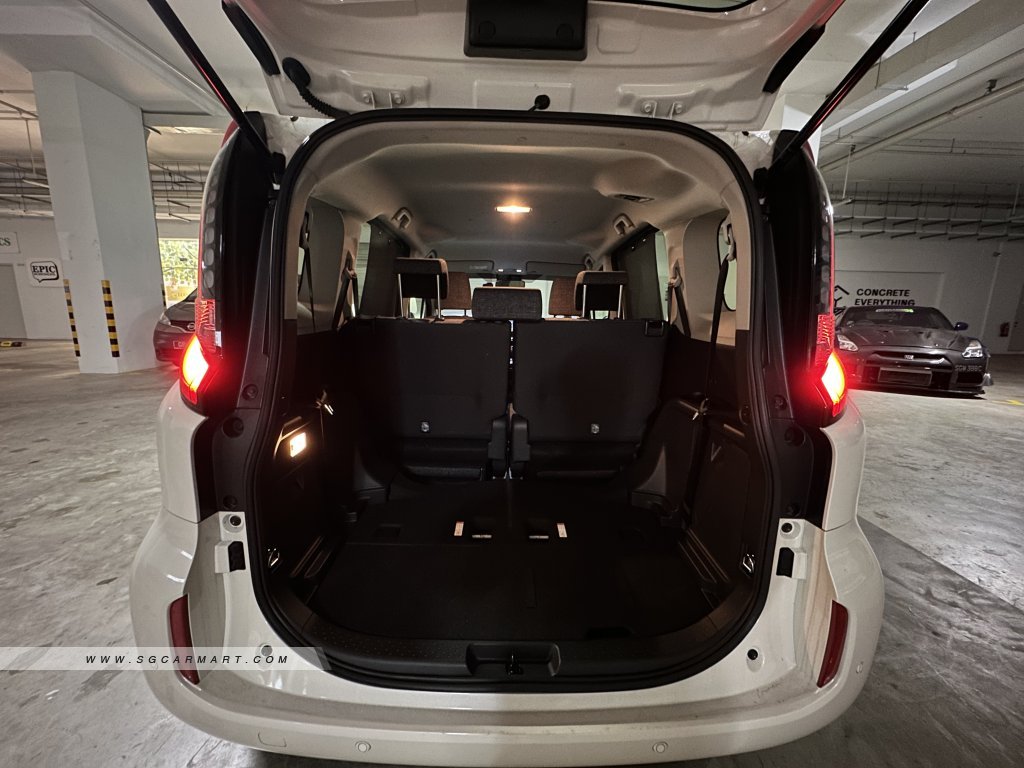 Toyota Sienta Hybrid 1.5A Elegance