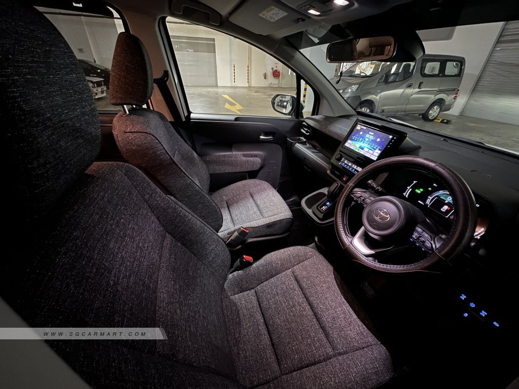 Toyota Sienta Hybrid 1.5A Elegance