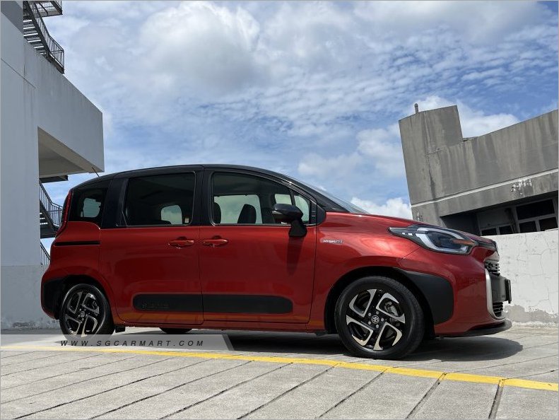 Toyota Sienta Hybrid 1.5A Elegance