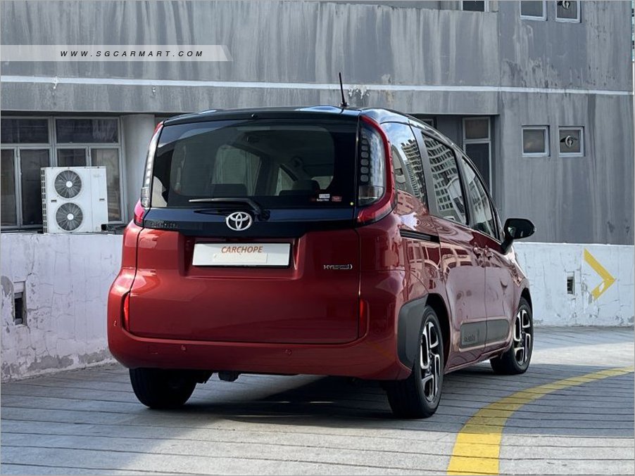 Toyota Sienta Hybrid 1.5A Elegance