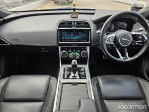 Jaguar XE 2.0A R-Dynamic SE