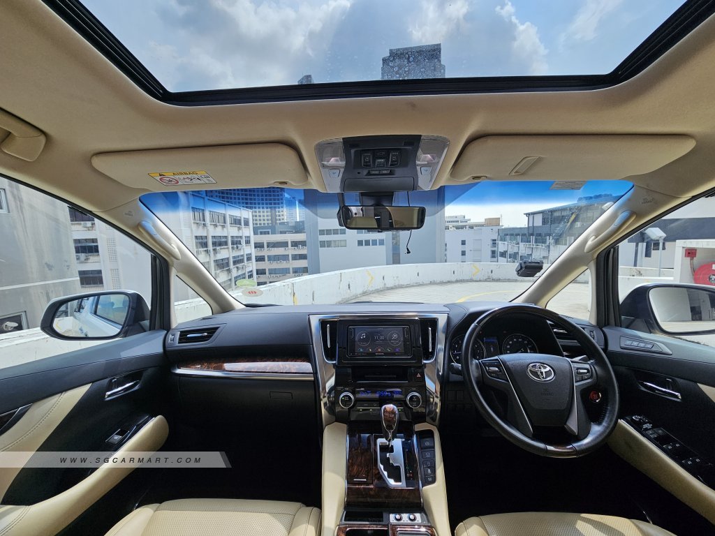 Toyota Alphard 2.5A Elegance Moonroof
