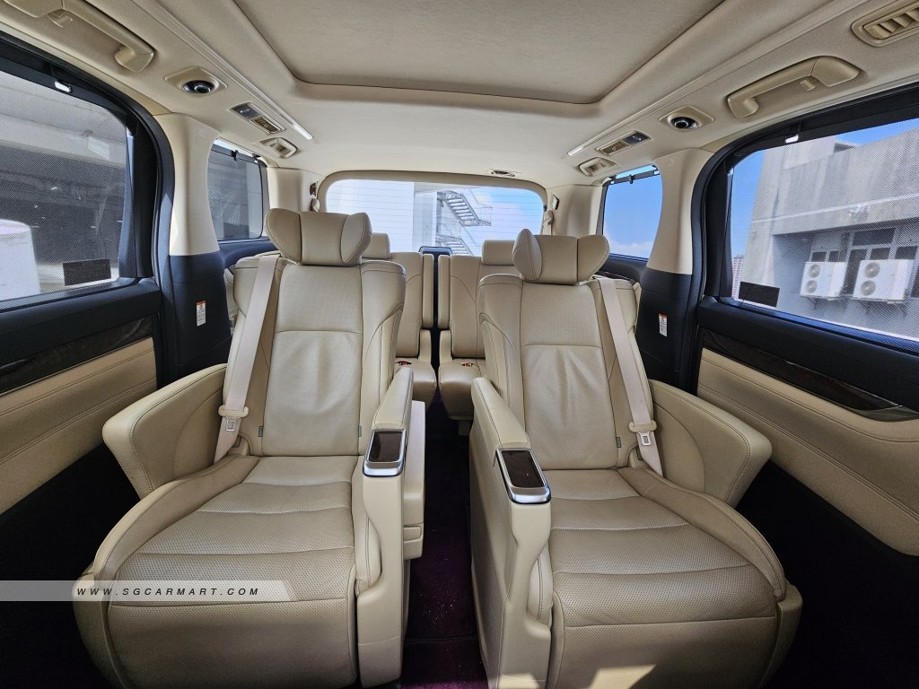 Toyota Alphard 2.5A Elegance Moonroof