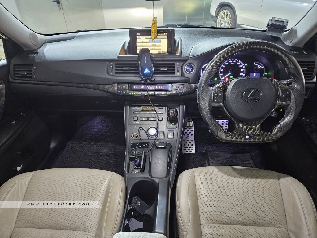 Lexus CT Hybrid CT200h Premium (COE till 04/2031)
