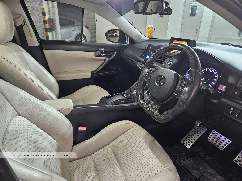 Lexus CT Hybrid CT200h Premium (COE till 04/2031)