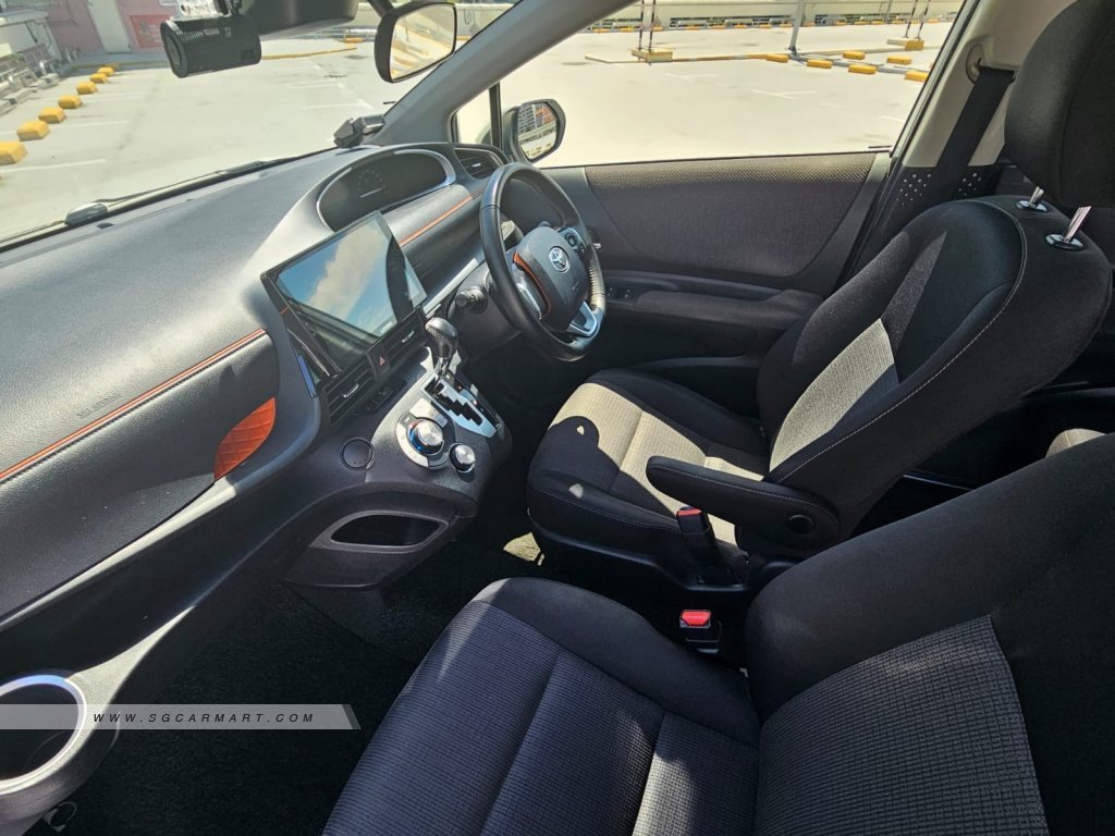 Toyota Sienta Hybrid 1.5A G