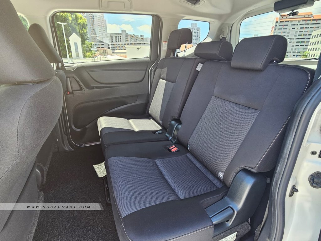 Toyota Sienta Hybrid 1.5A G