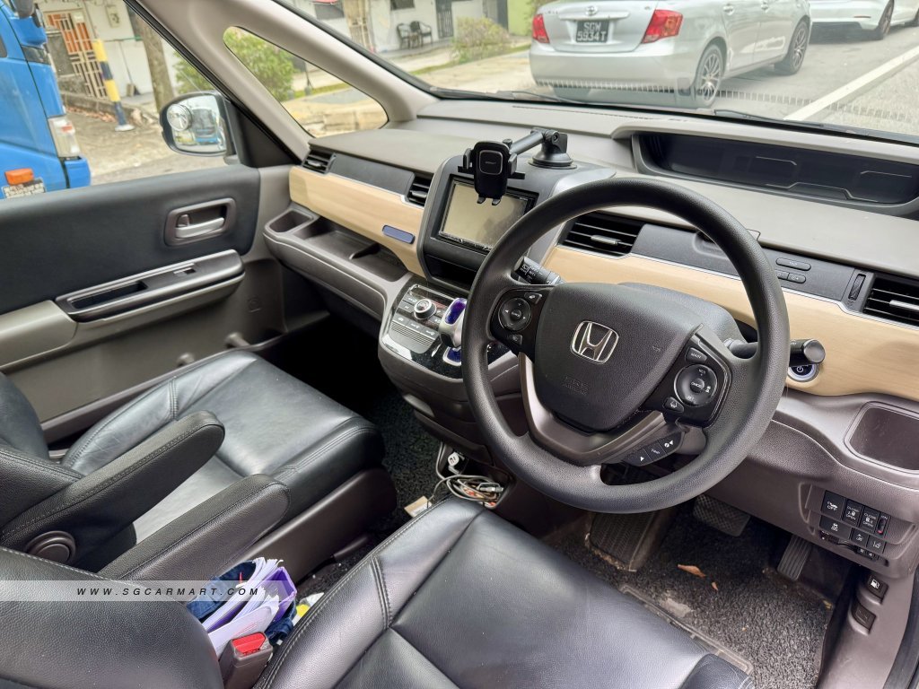 Photos for Honda Freed Hybrid 1.5A G - Sgcarmart