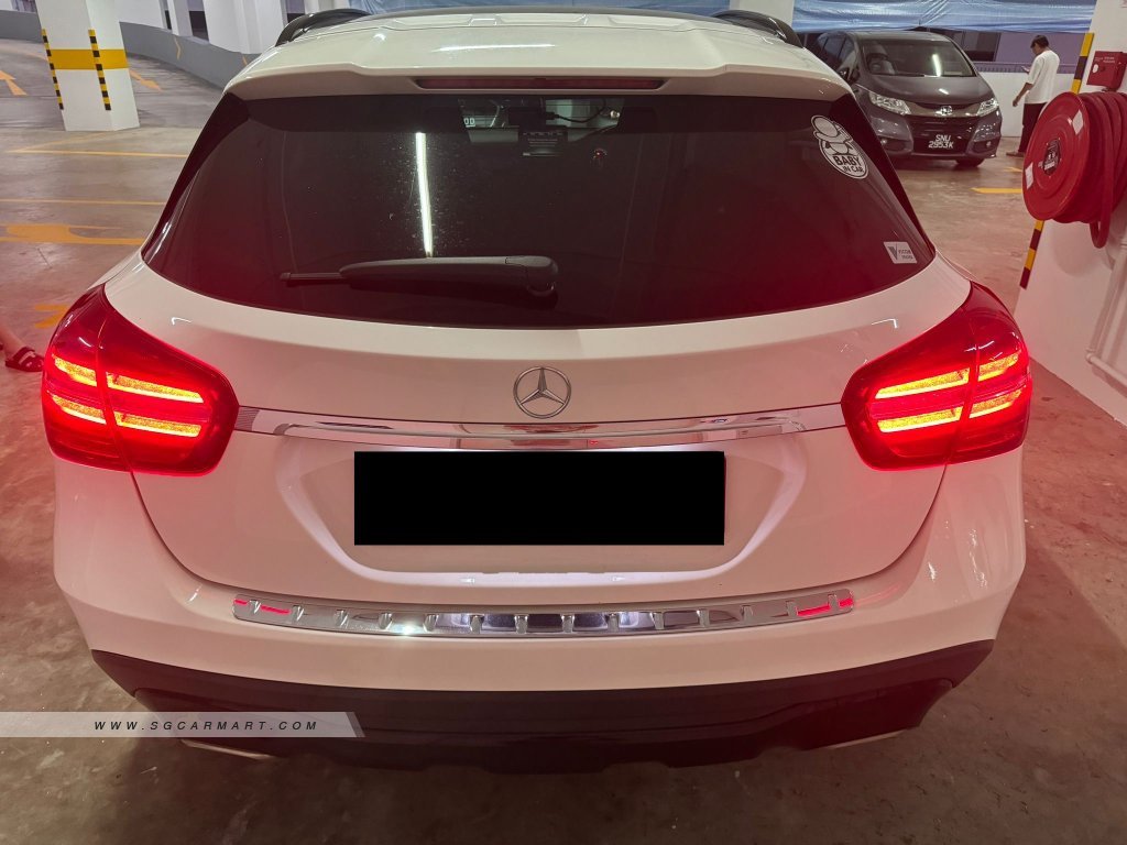 Mercedes-Benz GLA-Class GLA180 Urban Edition Sunroof