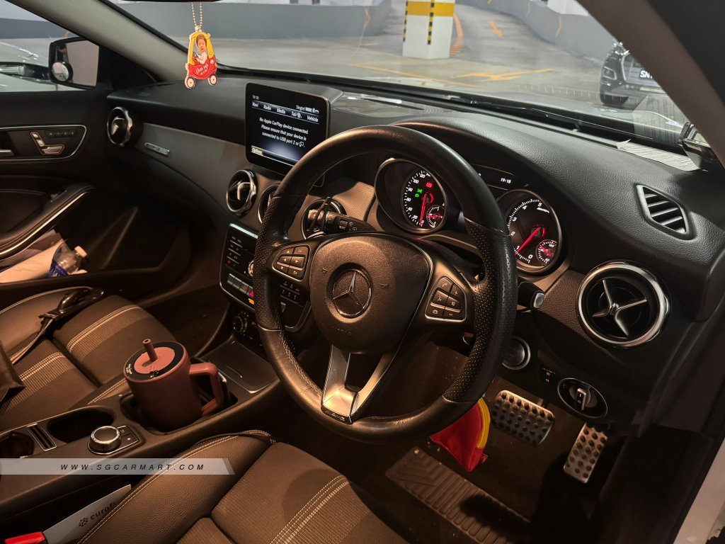 Mercedes-Benz GLA-Class GLA180 Urban Edition Sunroof