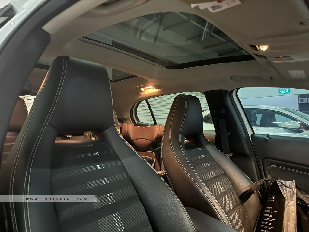 Mercedes-Benz GLA-Class GLA180 Urban Edition Sunroof