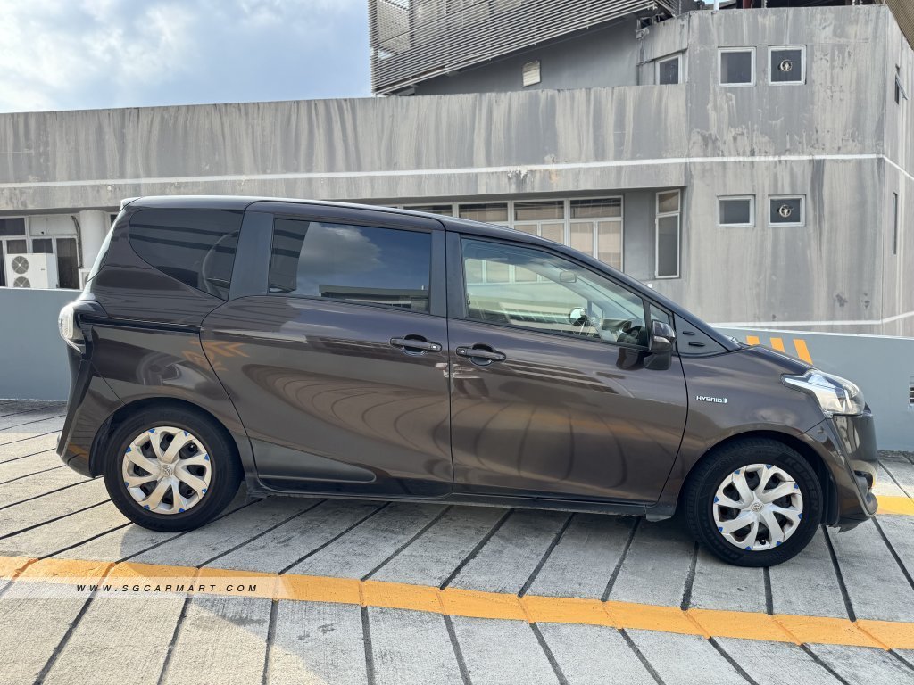 Toyota Sienta Hybrid 1.5A G