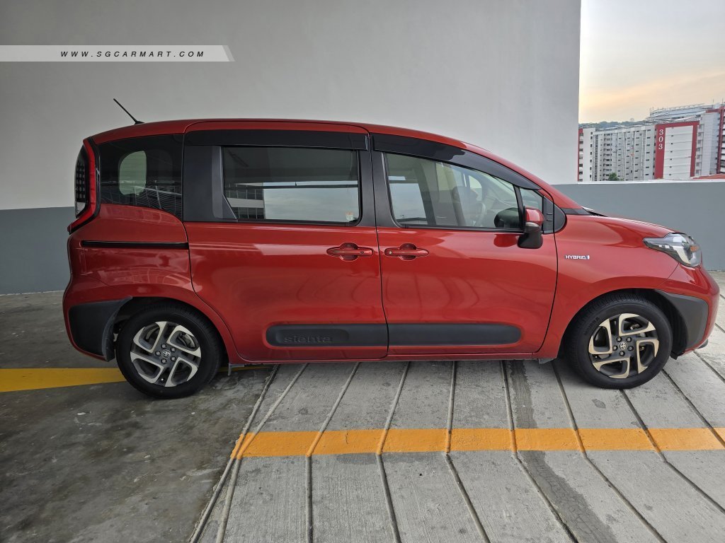 Toyota Sienta Hybrid 1.5A Elegance