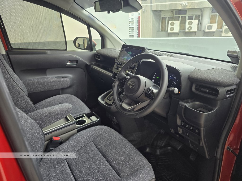 Toyota Sienta Hybrid 1.5A Elegance