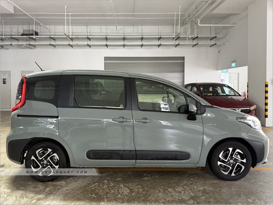 Toyota Sienta Hybrid 1.5A Elegance