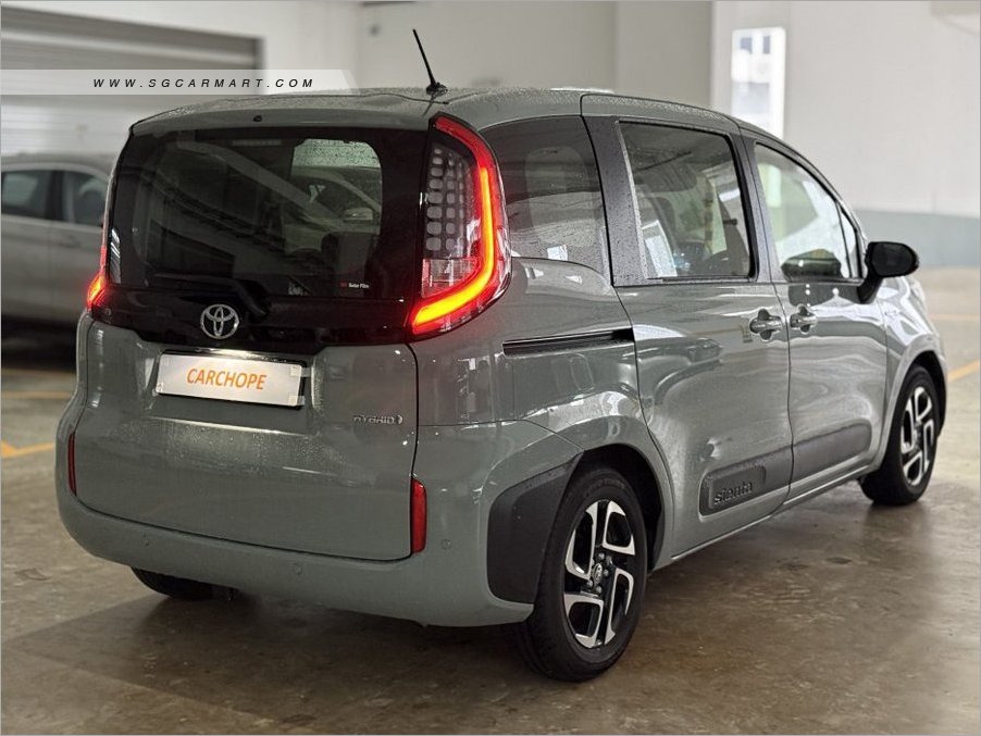 Toyota Sienta Hybrid 1.5A Elegance