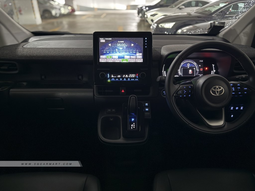 Toyota Sienta Hybrid 1.5A Elegance