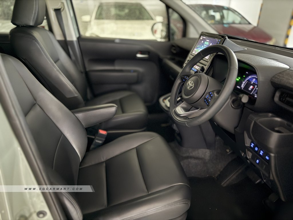 Toyota Sienta Hybrid 1.5A Elegance