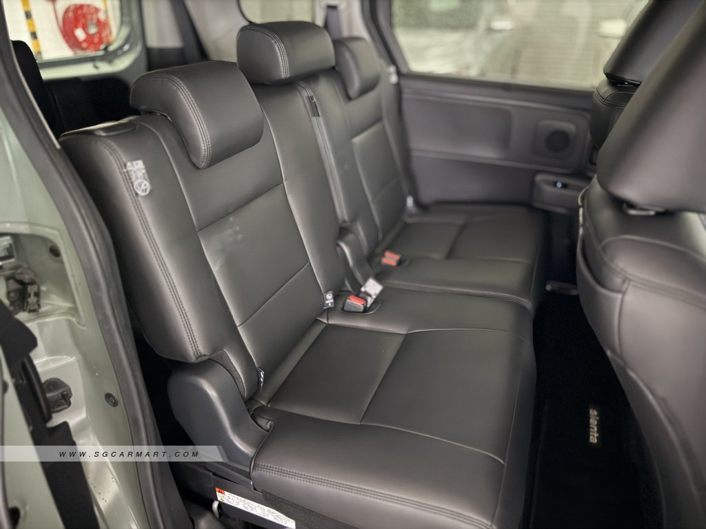 Toyota Sienta Hybrid 1.5A Elegance