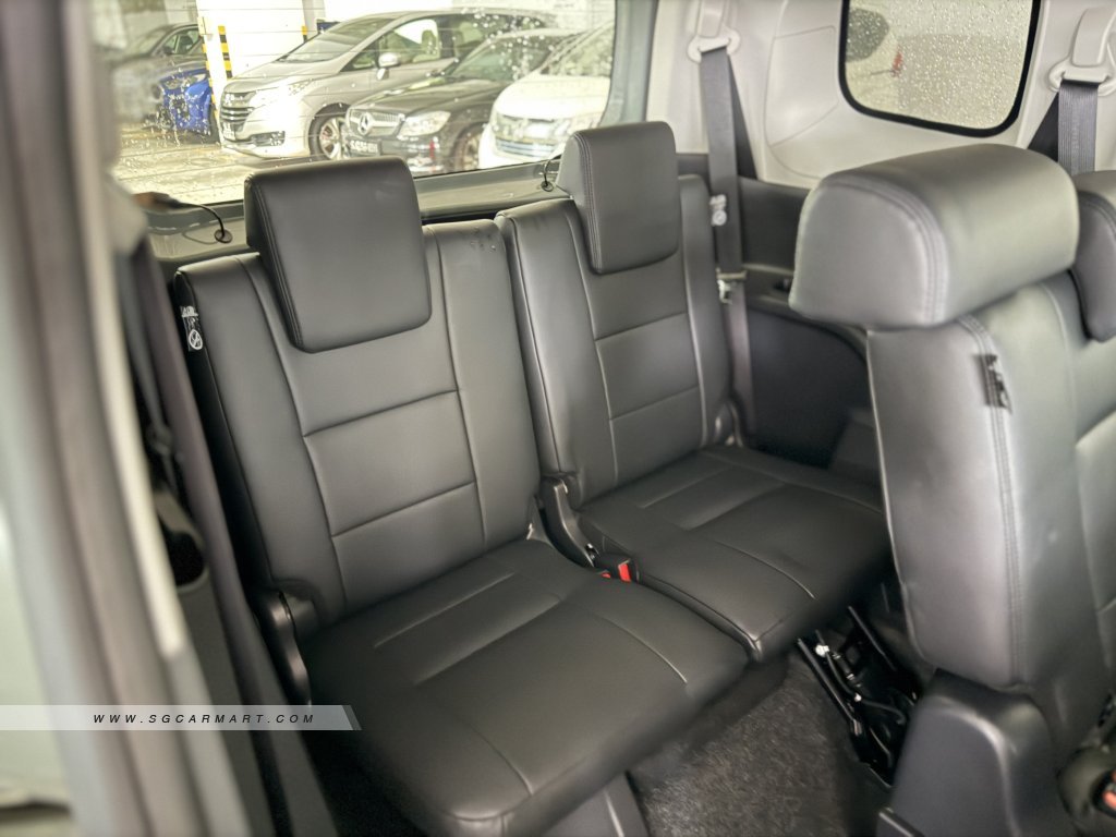 Toyota Sienta Hybrid 1.5A Elegance