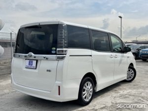 Toyota Voxy Hybrid 1.8A X