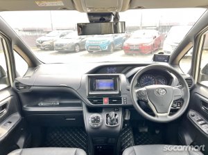 Toyota Voxy Hybrid 1.8A X