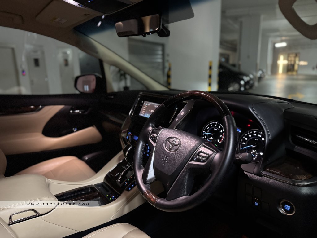Toyota Alphard 2.5A Elegance Moonroof
