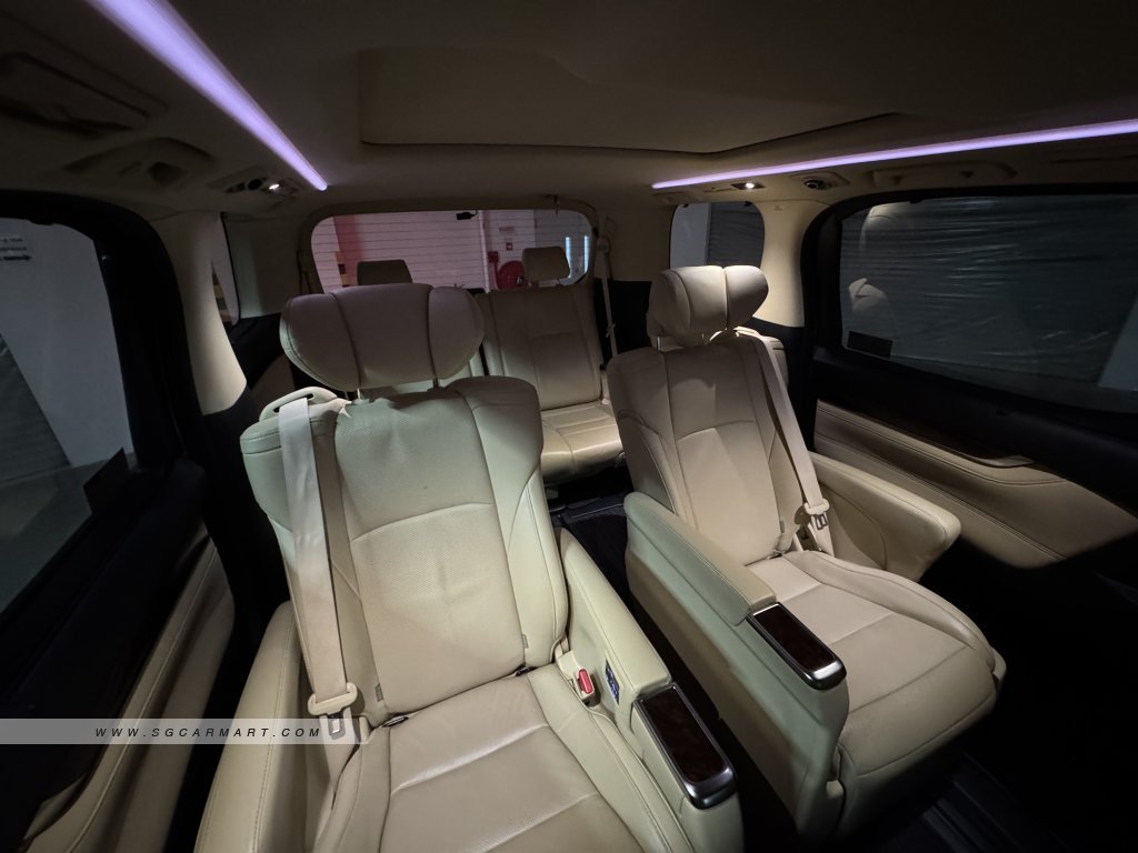 Toyota Alphard 2.5A Elegance Moonroof