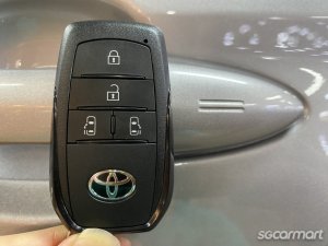 Toyota Noah Hybrid 1.8A X
