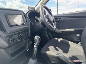 Isuzu TFR87J Single-Cab Pickup