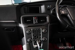 Volvo V40 Diesel D2 (New 5-yr COE)