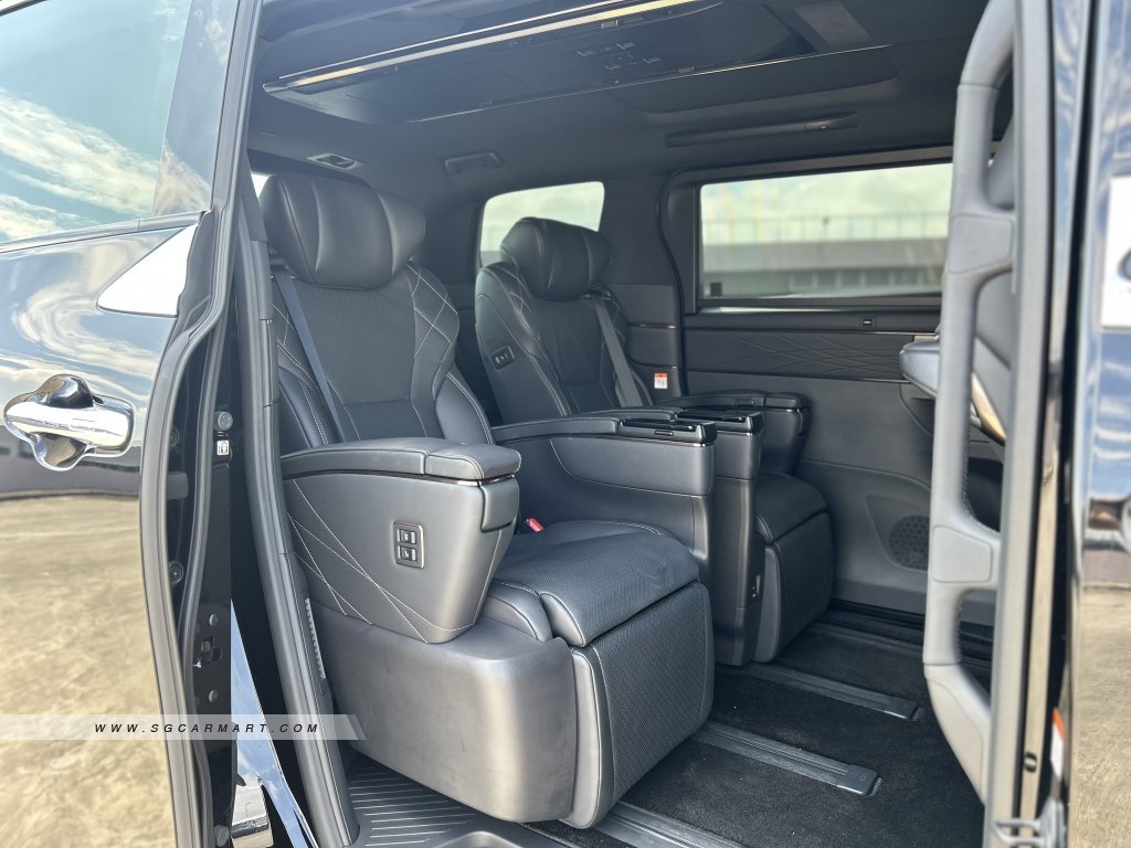 Toyota Alphard Hybrid 2.5A Elegance