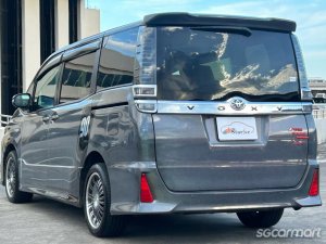 Toyota Voxy Hybrid 1.8A ZS
