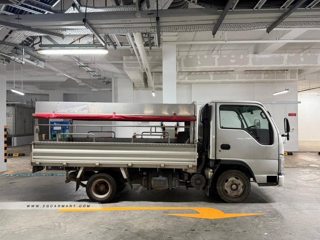 Isuzu NHR87A