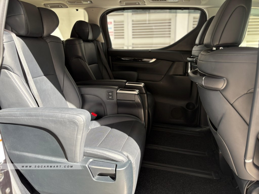 Toyota Alphard Hybrid 2.5A SR C-Package Moonroof