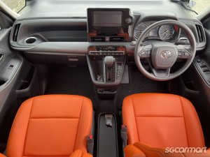 Toyota Noah Hybrid 1.8A X
