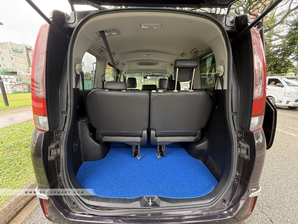 Toyota Noah 2.0A X (New 10-yr COE)