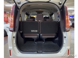 Toyota Noah Hybrid 1.8A X