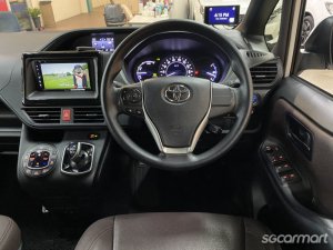 Toyota Noah Hybrid 1.8A X